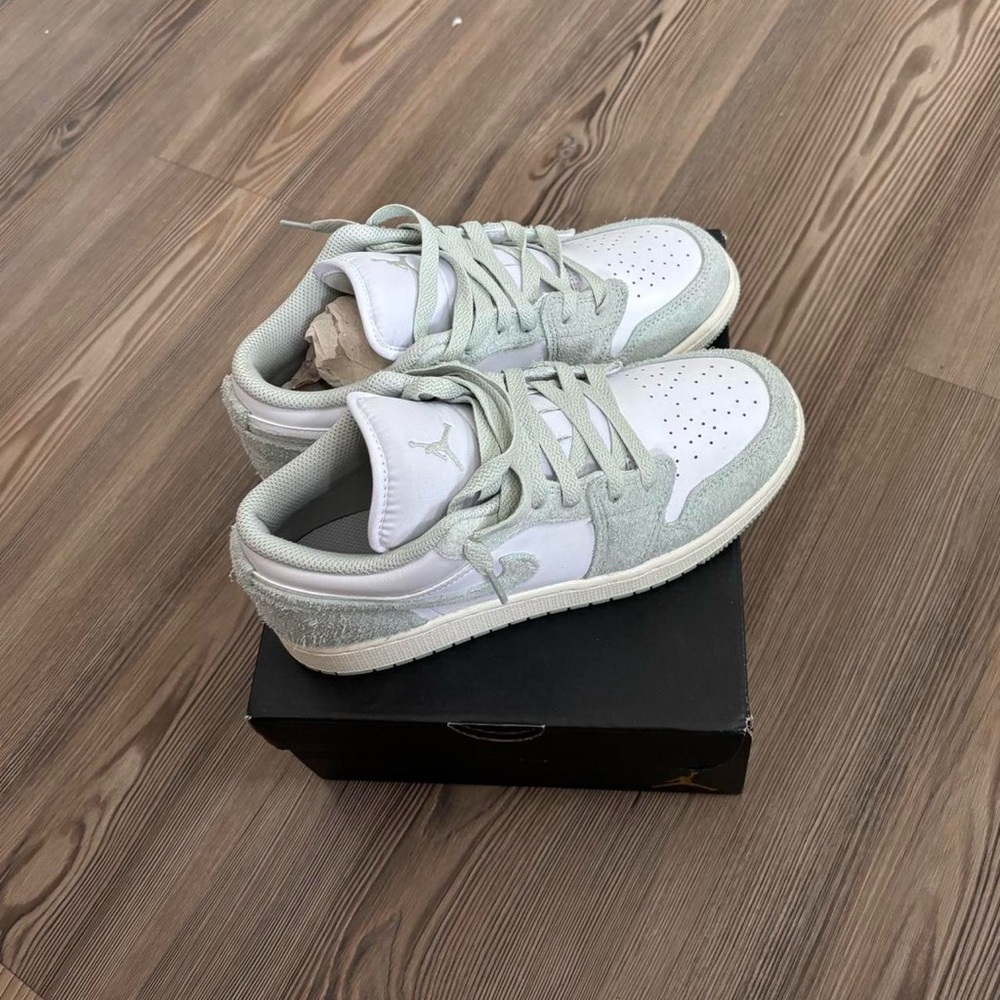 Women’s 7 Nike Jordan Low Seafoam Green